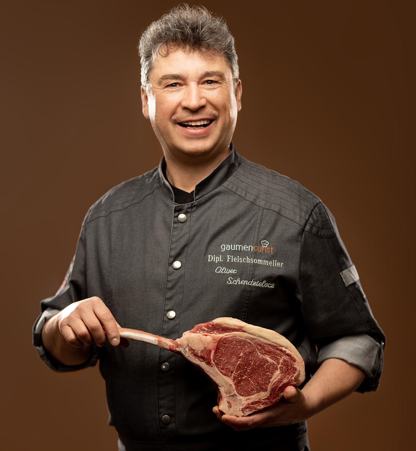 Diplom-Fleischsommelier Oliver Schendzielorz mit einem Tomahawk-Steak von der alten Kuh